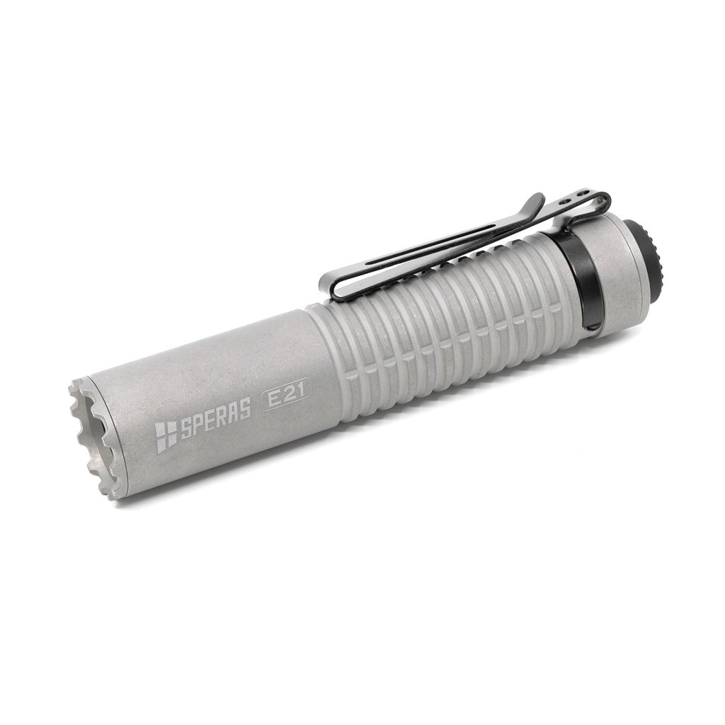 Levně SPERAS svítilna E21 dobíjecí, kompaktní, 2000 lumenů, 322 metrů, IP68 TITAN