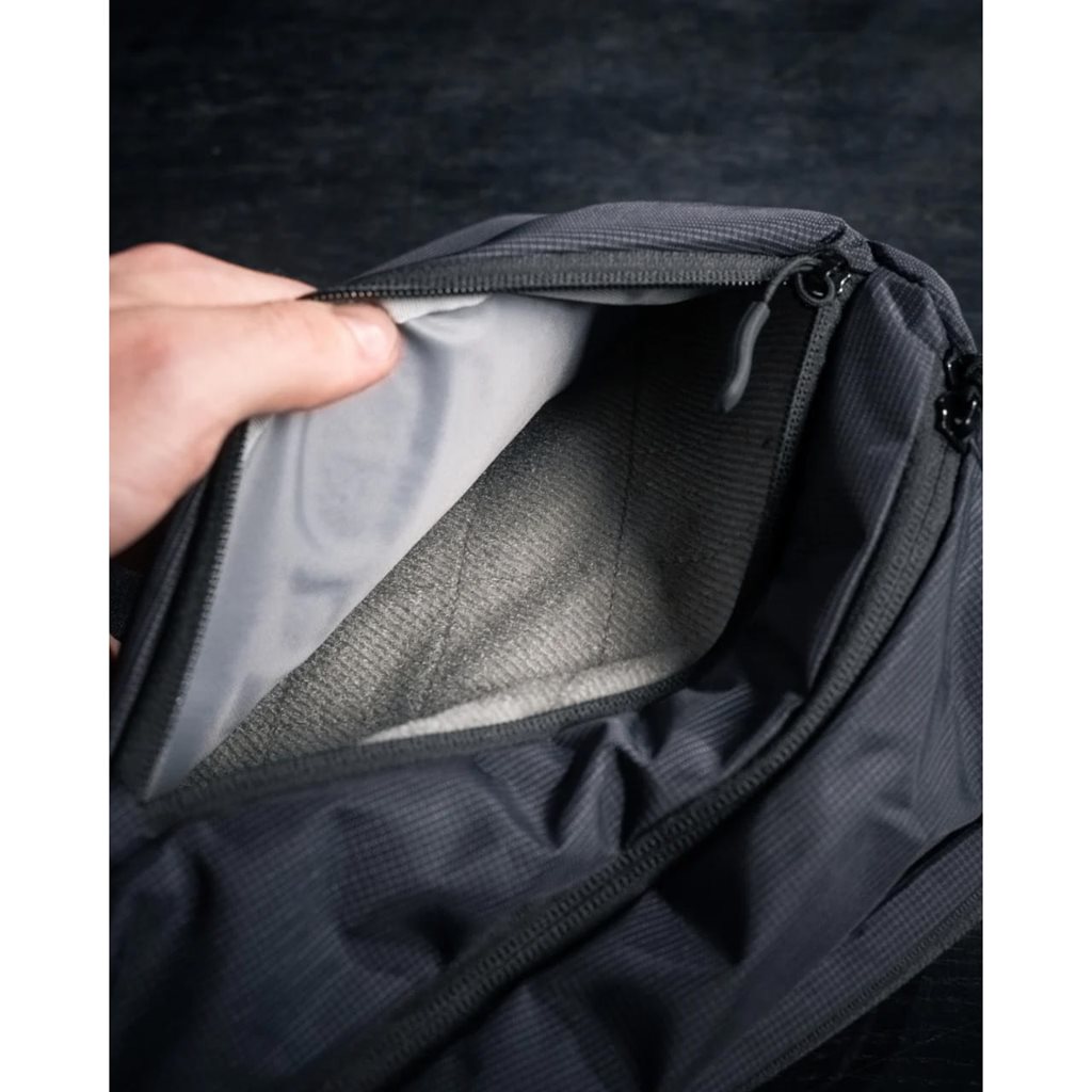 Batoh přes rameno FADE SLING XL ČERNÝ