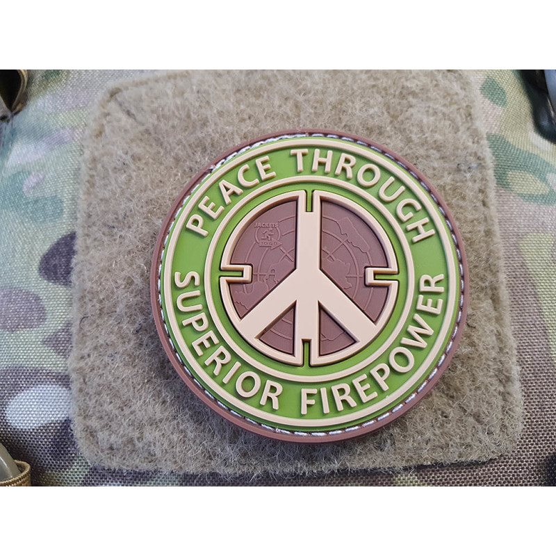 Levně JACKETS TO GO nášivka PEACE THROUGH SUPERIOR FIREPOWER plast velcro MULTICAM