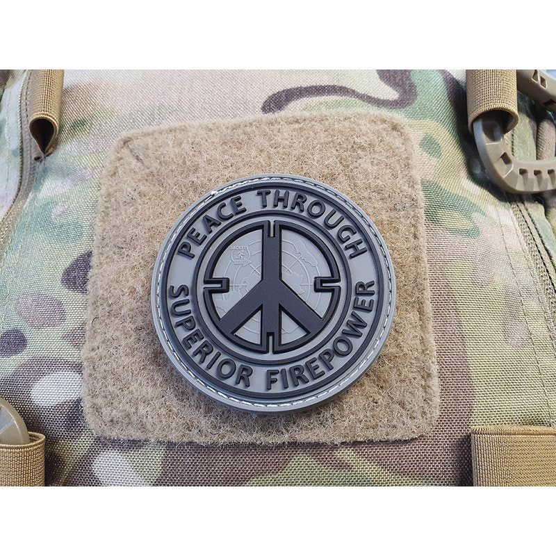 Levně JACKETS TO GO nášivka PEACE THROUGH SUPERIOR FIREPOWER plast velcro ŠEDÁ