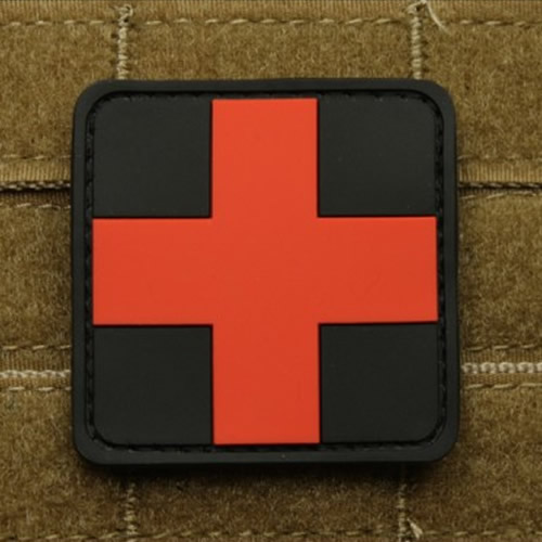 Levně Nášivka KŘÍŽ MEDIC plast ČERNÁ/ČERVENÁ