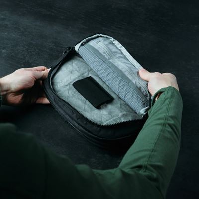 Ledvinka FADE FLEX crossbody ČERNÁ