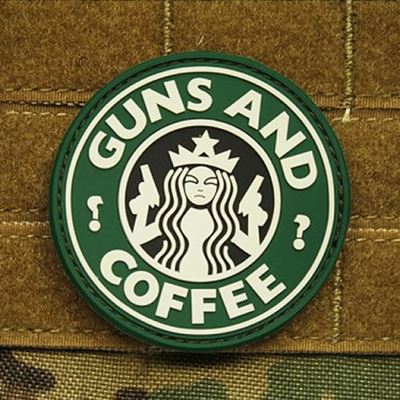 Nášivka GUNS AND COFFEE plast ZELENÁ