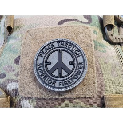 Nášivka PEACE THROUGH SUPERIOR FIREPOWER plast velcro ŠEDÁ